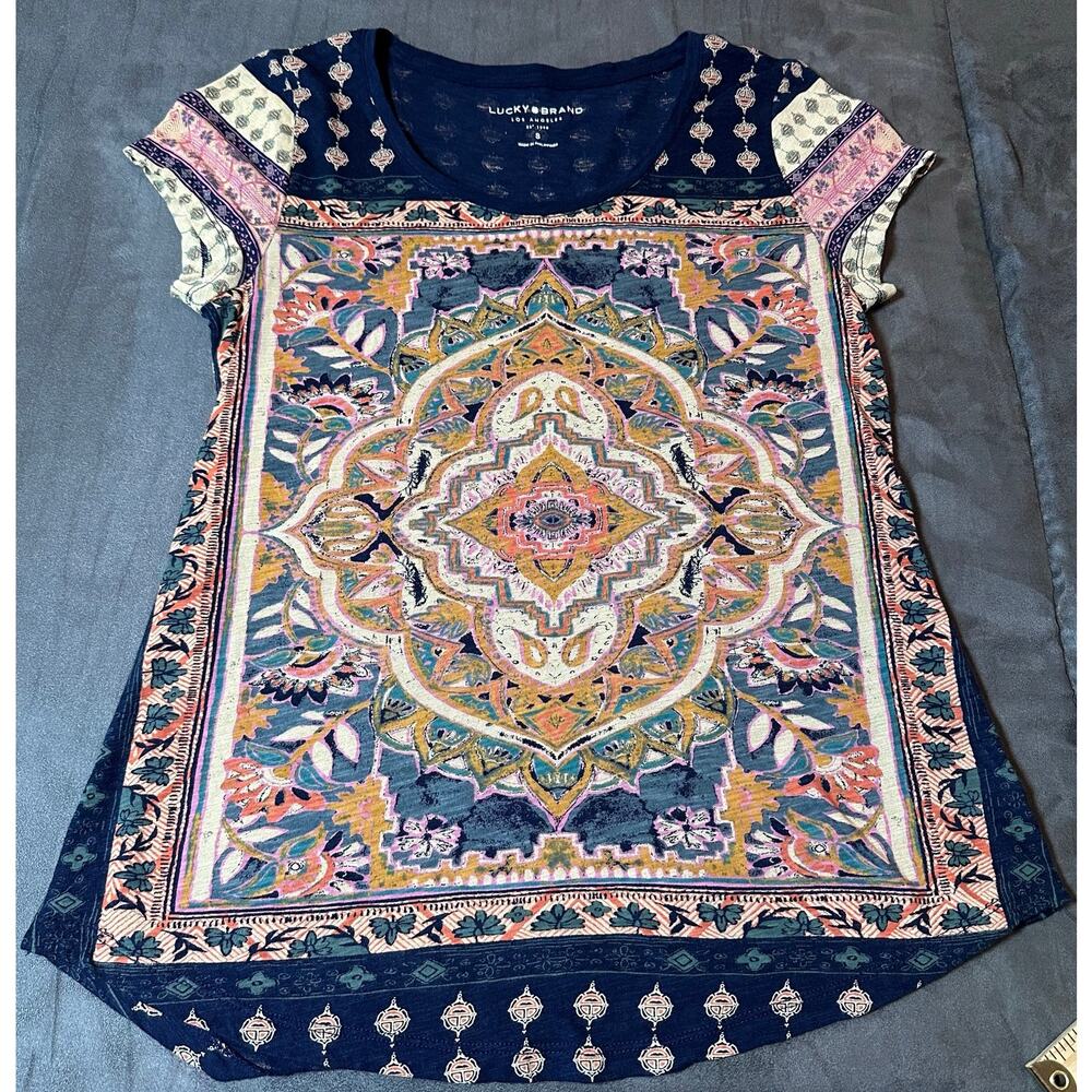 🌻Lucky Brand Small Scoop Neck Boho Mandala Print Curved Hem Short Sleeve Tee